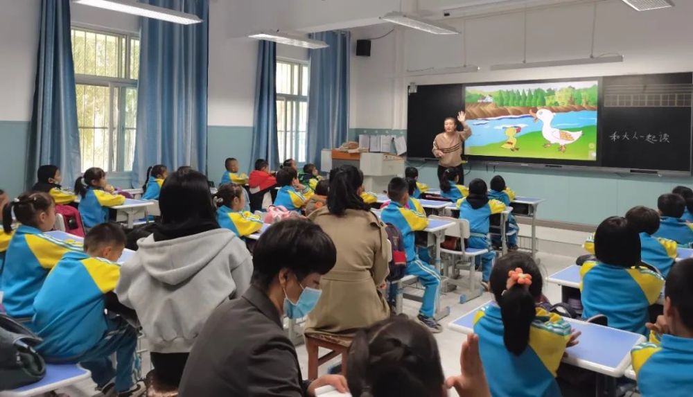 书香伊吾徜徉书海智慧育人一伊吾县淖毛湖镇中学开展整本书阅读促读课
