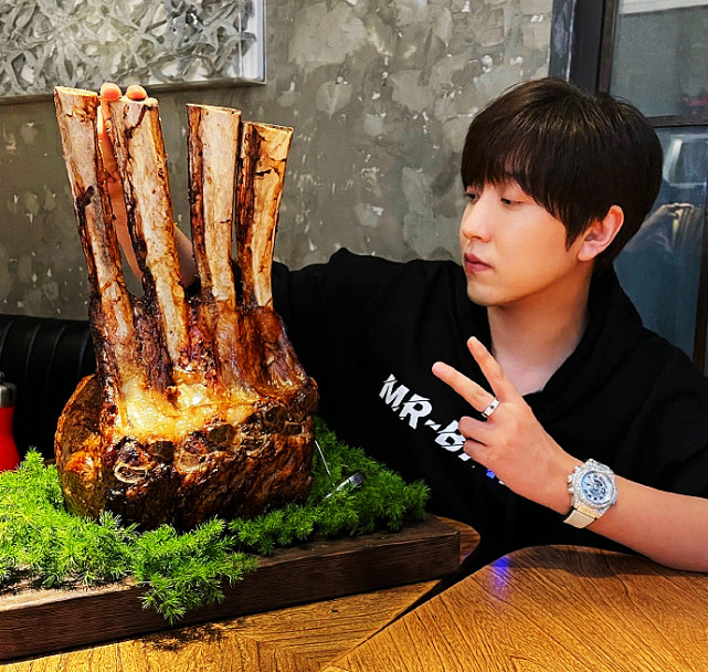 当不少探店美食博主,都开始利用自己的人气,玩起了直播带货时,身为"富