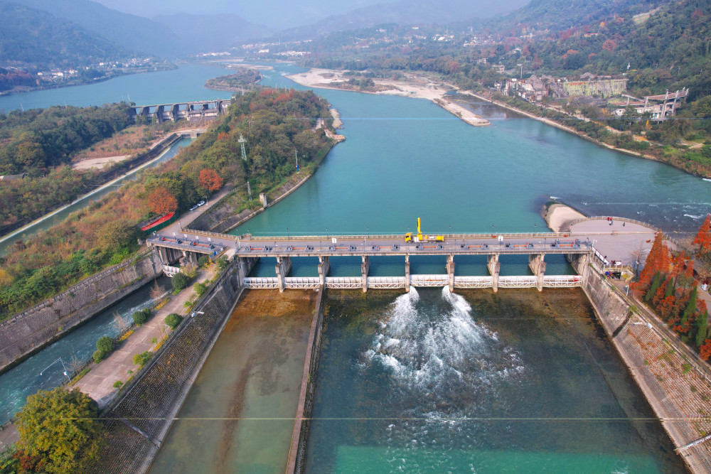 两千年前的水利工程都江堰,造就成都这个天府之国,至今仍在使用