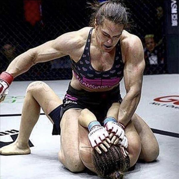 比母狮阿曼达更能打,220斤女巨人点名要打嘴炮康纳