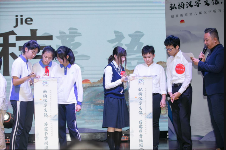 经过激烈的角逐,最终来自赤湾学校的李垠熹,深圳市韩国外籍人员子女