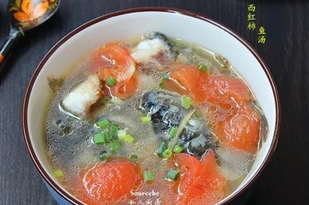 準備食材,魚頭魚尾洗淨,放鹽,油,醬油,料酒醃製5分鐘,西紅柿洗淨,切塊