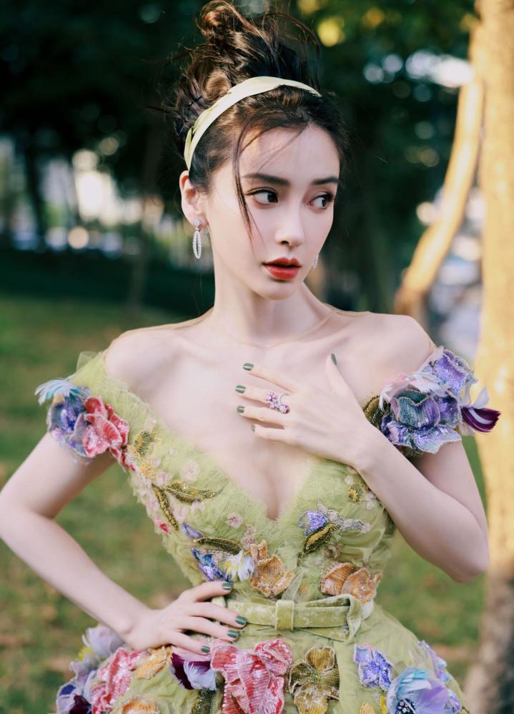 Angelababy红毯名场面,Angelababy红毯 angelababy靠走红毯赢回路人缘,有时候美貌也是一种必杀技!