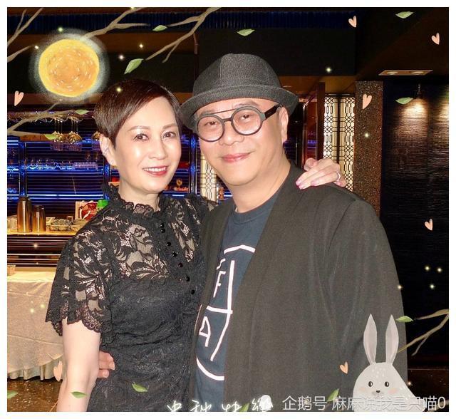 歐陽震華妻子慶銀婚紀念日,曬夫妻合照好甜蜜,婚後丁克至今無子