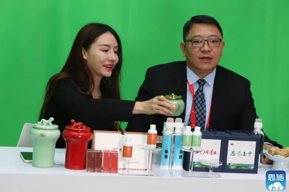 恩施州委常委,副州长王磊在直播间为恩施农产品打call