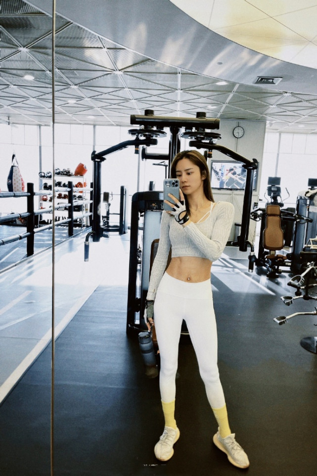 张馨月晒健身照秀马甲线与林峯一起做美食高调放闪豪宅厨房曝光