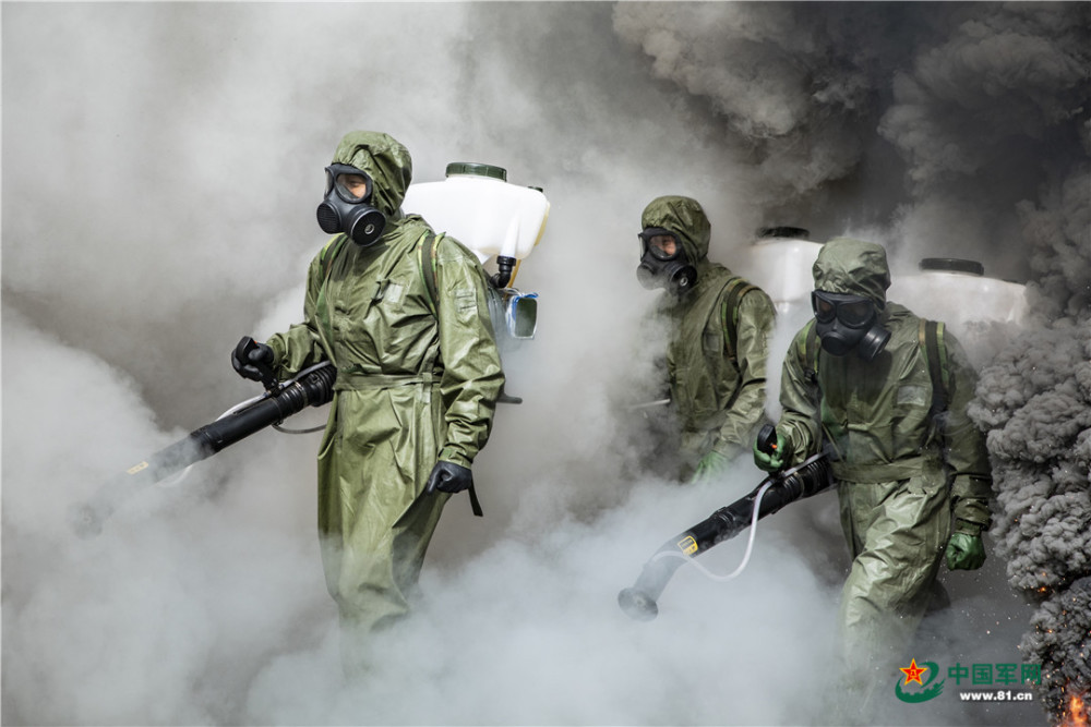 向险而行直击武警官兵防化应急救援演练