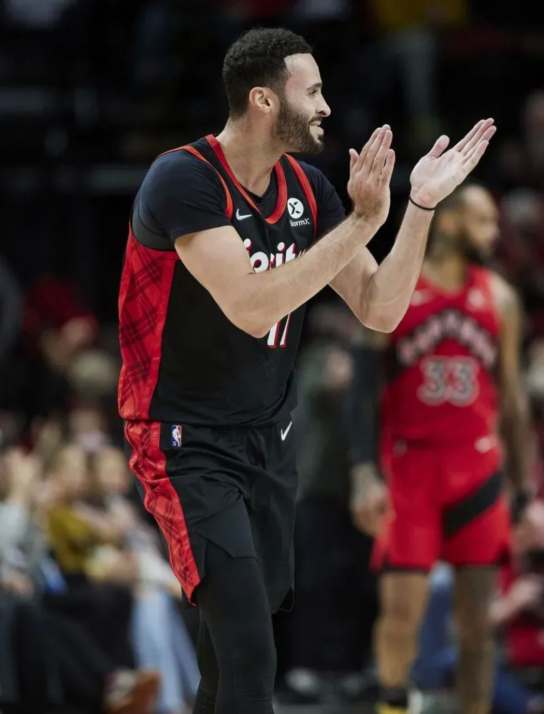 敬业的小拉里南斯脚踏实地不惧辛劳被开拓者球迷喜爱着