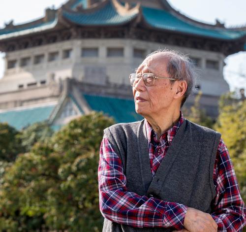 易中天一辈子要感谢一个人,那就是武汉大学的老校长刘道玉先生,1981年