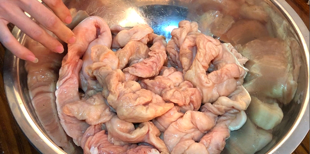 清洗猪大肠,加盐加碱都错了,教你一个小妙招,洗得又快又干净|猪肠