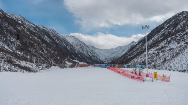 川西首家滑雪场 拥有著名的粉色雪地