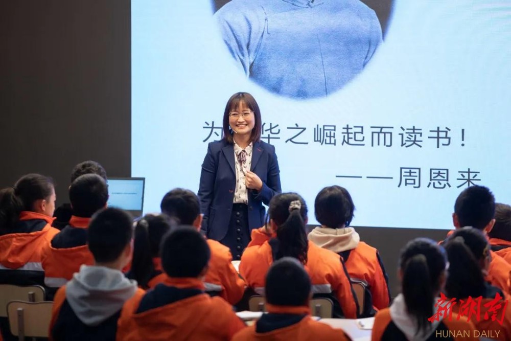 小学组优质课展示现场,秦瑜鸿老师的《小怪兽,请你消消气》;叶梁老师