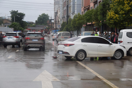 王某某駕駛車牌號為雲hehxxx小型汽車,在雲南省文山壯族苗族自治州