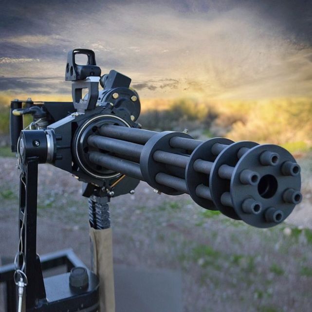 人类轻武器的典范:冒蓝火的加特林,一分钟6000发!