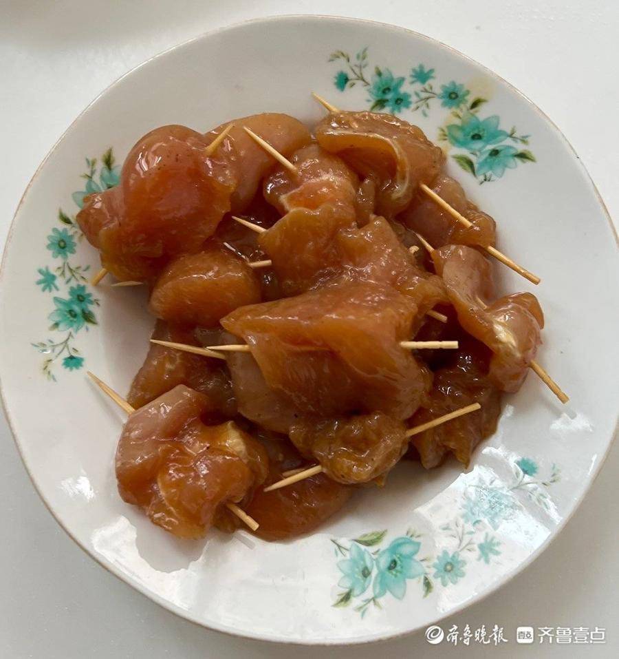 食材:雞胸肉兩塊,牙籤少許(根據肉的量)食鹽,白胡椒粉,生抽,蠔油,蔥姜