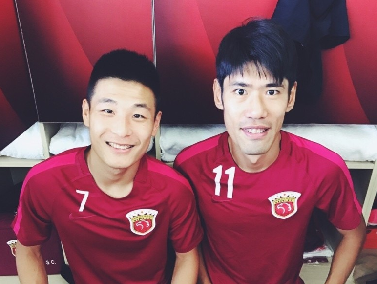 中场球员朱峥嵘和武磊组成了当时上海海港最厉害的攻击组合"文武峥嵘"