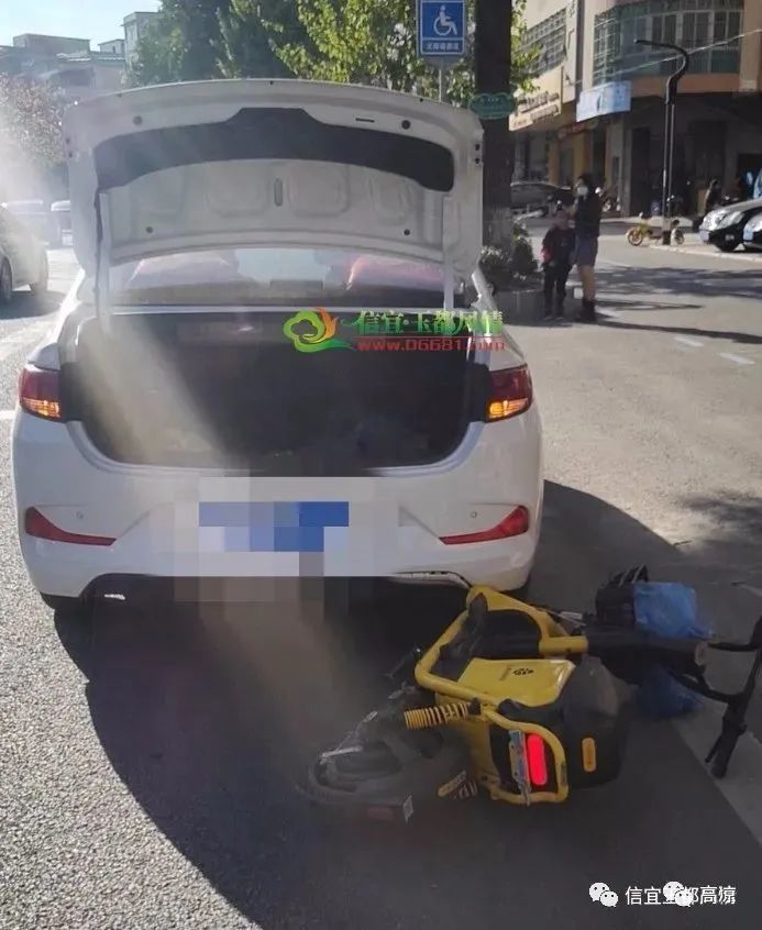 紧要信宜一学生骑共享单车追尾小车