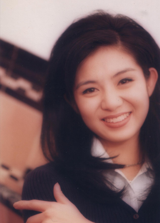 不需要她出来赚钱,但那时候她正年轻,杨采妮的爸爸做生意,家里条件