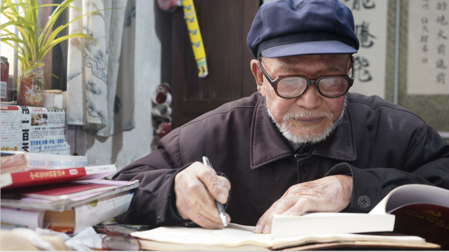 90岁老人王建民:入党70年是一辈子的信仰