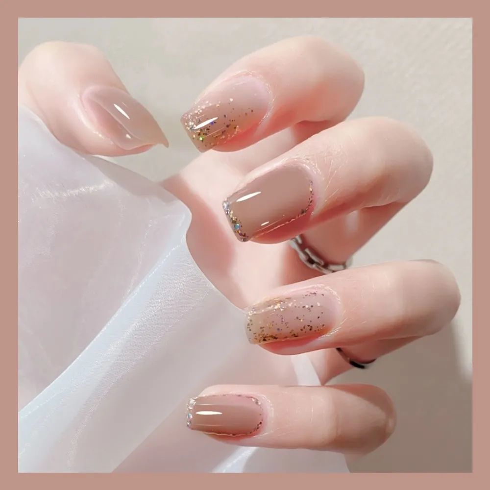 冬日简约ins风美甲:氛围感拉满,小短甲涂上也敲可爱