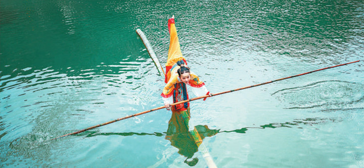 作为贵州遵义独竹漂非遗传承人,杨柳创新演绎传统技艺,在水面竹竿上