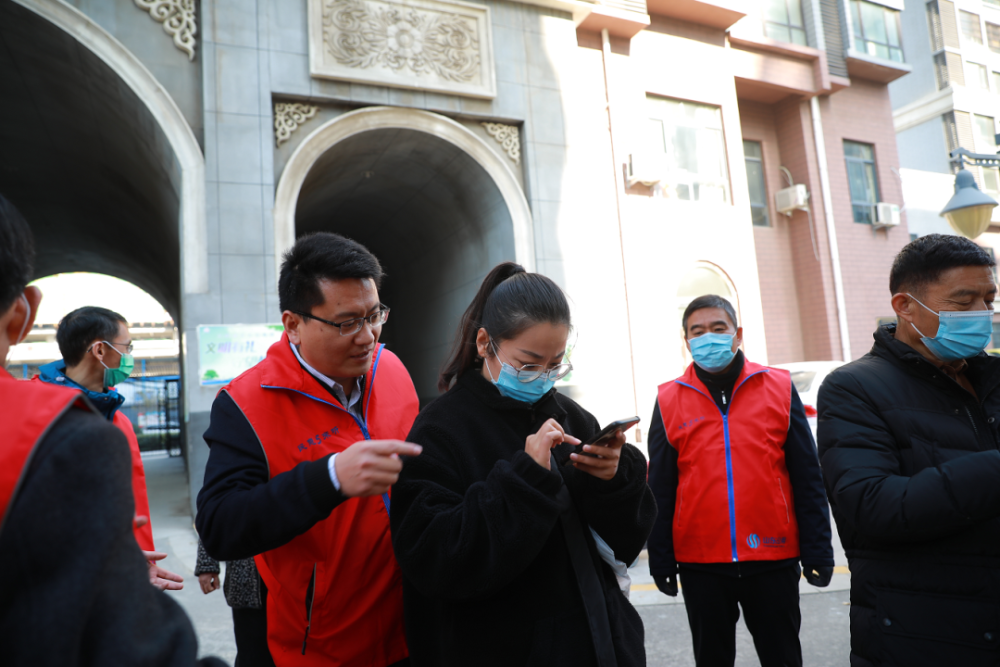 山东理工职业学院民情书记9队队员在向社区居民讲解数字图书馆安装
