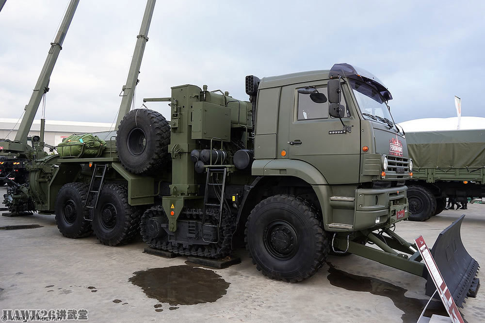 bat-2m工程车尾部还有支撑吊臂的支架,不过这个支架看起来可以放下