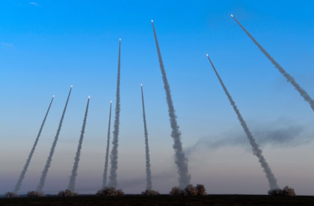 (解放军火箭炮齐射)既然实力碾压,那么为何中方还是坚持以和为贵?