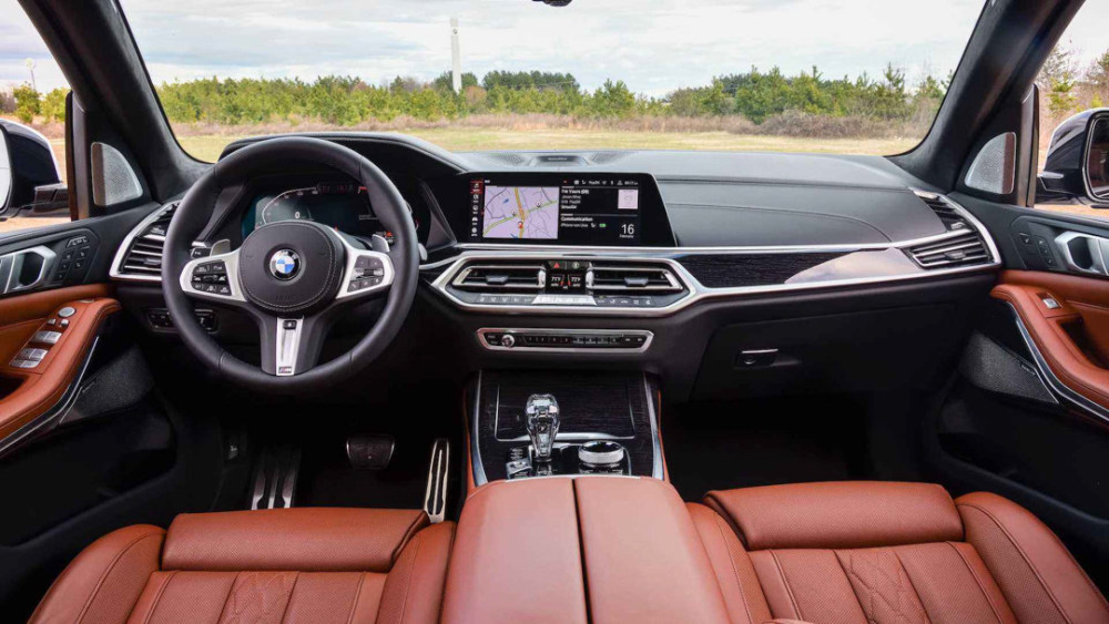 是与宝马x5/x6相似,一款为常规车型,一款为轿跑车型,所以新车在内饰