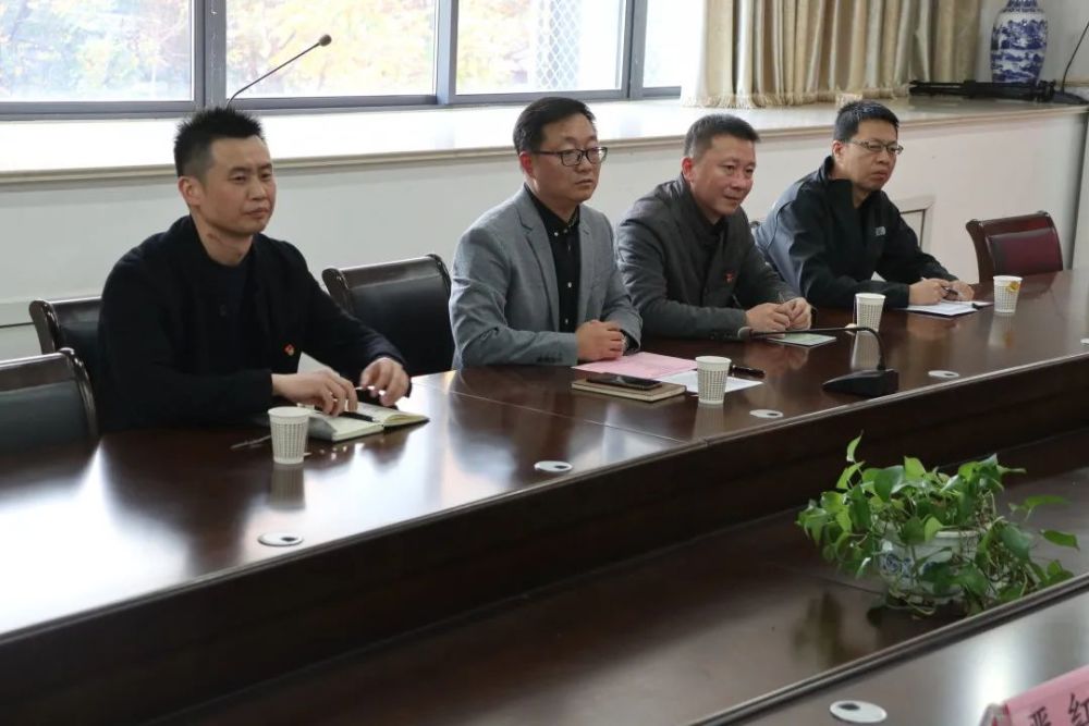 无锡市凤翔实验学校副校长邹培楠,副校长胡晓安,副校长钱锃和校外各界
