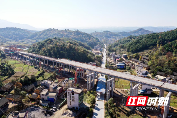 白新高速上跨国省干线桥梁全部贯通