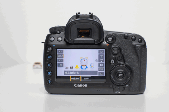 以佳能5d4为例,这里演示单点自动对焦 af-s的全流程,大家不妨拿出自己