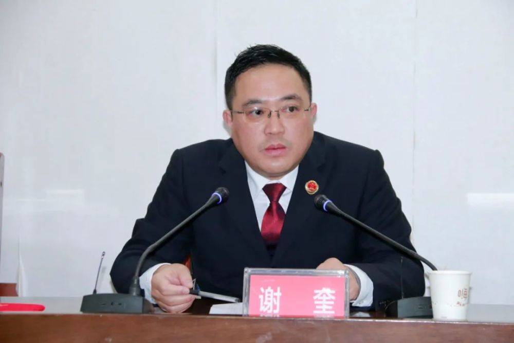 讲座前,廖茂荣为谢奎颁发了聘书,正式聘任其为阆中中学新任法治副校长