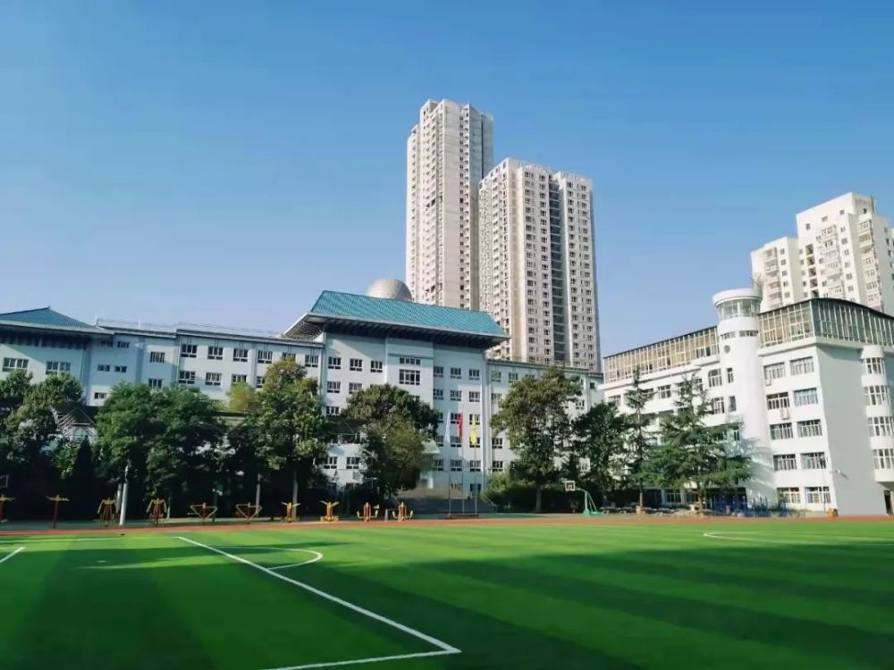 兰州大学附属中学(兰州三十三中)是甘肃省政府命名的首批省级示范性