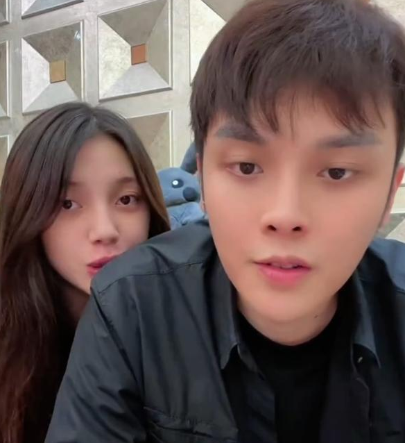 小猪抱怨女儿吵闹,哄孩子的动作很生疏,兜儿一天只能睡几个小时