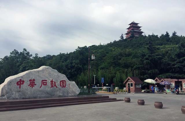 玉笋排空,云绕峰腰,风光绮丽,是一座风光秀丽的古老山脉,秦穆公曾在