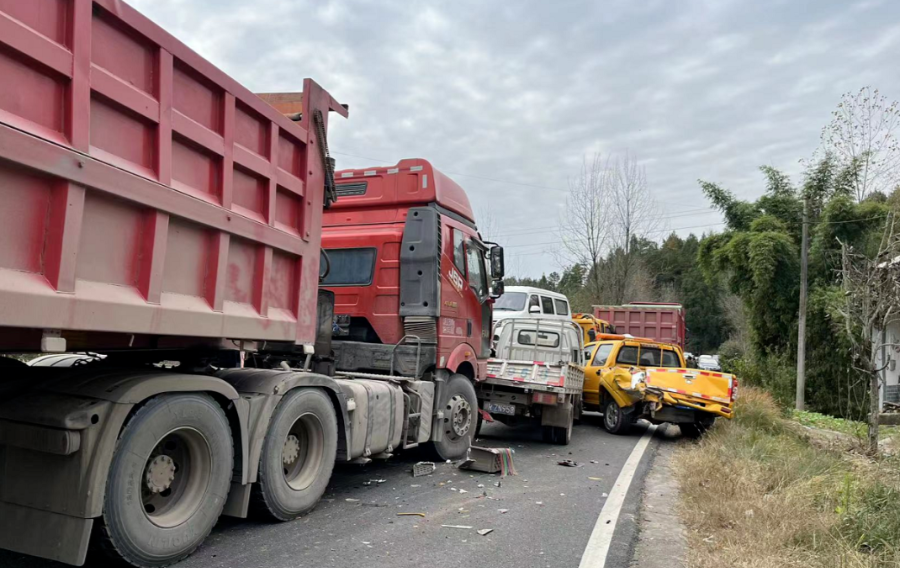 突發南部發生五車連撞交通事故拖車和搶險車也被撞了