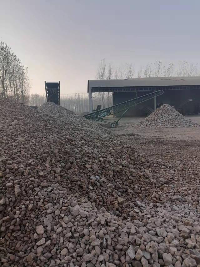 社旗县下洼镇大路边石子厂生产忙扬尘污染严重