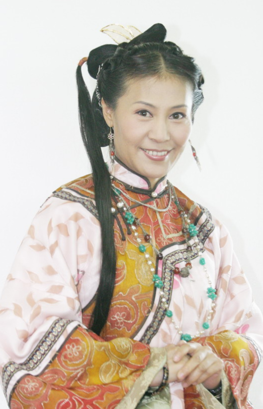 巩汉林老婆金珠罕见露面与谭梅一起扭秧歌气质优雅不显老