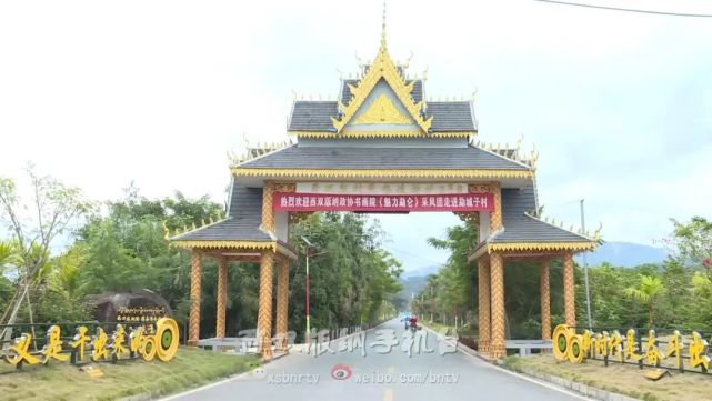 熱帶植物園隔江相望,與西雙版納職業技術學院勐侖校區僅一山之隔,它