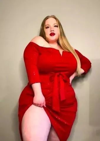 230斤胖妹网恋130斤男教练两人闪电奔现订婚这份狗粮你吃吗