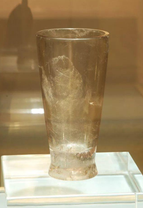 战国古墓出土的水晶杯