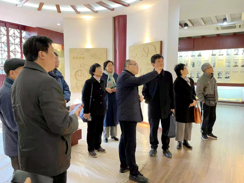 11月24日上午,合肥一中副校长赵岩,离退科科长王传忠及部分教师一行来