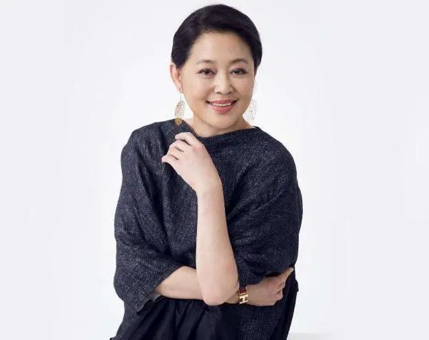 陈凯歌妻子陈红近照,身材臃肿美貌不再,曾被称"大陆第一美女"_腾讯