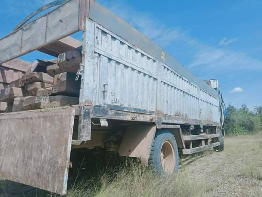 缅甸2辆车偷运非法木材，遭人民防卫军炸毁童年魔法卡丁