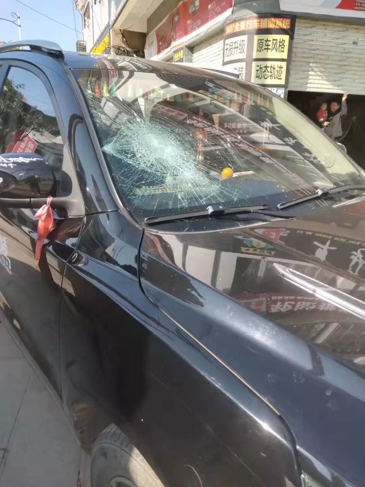 桂林一名车主遭遇武疯子把车子的车头玻璃砸得稀巴烂