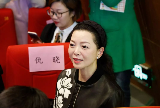 52岁仇晓在小店吃米粉,皮肤白皙装扮像大妈,嫁豪门后生活朴实低调