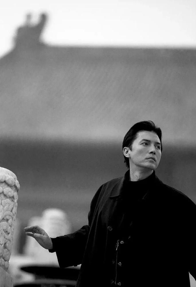 亚洲第一美男颜值崩塌?面色苍老啤酒肚太抢眼,五官深邃气韵仍在插图8