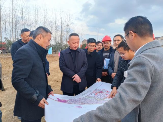 鄒軍先後來到尾水溼地公園,界牌集鎮徐小村光明乳業項目,藕塘鎮花生