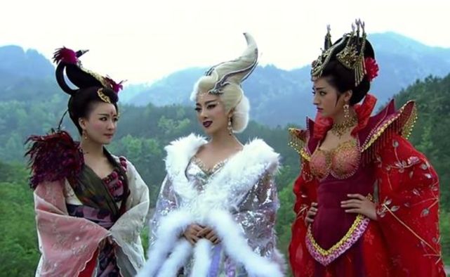 女娲娘娘就用招妖幡摄来三只女妖—千年狐狸精(妲己,九头雉鸡精